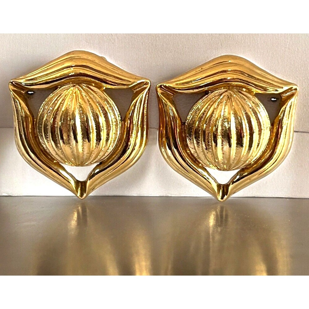 Vintage 1980s Trifari Earrings Sculptural Clip Gold Tone - 6Q